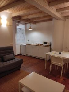 una sala de estar con un sofá y una mesa en NAMOR-Apartamento Tres Balcones, en Ribadeo