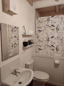 Un baño con lavabo, inodoro y cortina de ducha. en NAMOR-Apartamento Tres Balcones, en Ribadeo