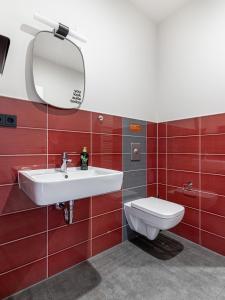 uma casa de banho com um lavatório branco e um WC. em limehome Leipzig Oelßner's Hof em Leipzig
