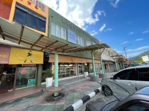 un bâtiment dans une rue avec une voiture garée devant dans l'établissement LV Modern Suite Langkawi by Zervin, à Kuah