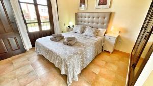 ein Schlafzimmer mit einem Bett mit zwei Handtüchern darauf in der Unterkunft HL 020 Luxury 3 bedroom villa , high standard in Fuente Alamo + 50 Fotos