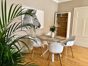 a dining room with a table and a zebra picture at Ferienwohnung: Villa Eichbaum in Bad Harzburg