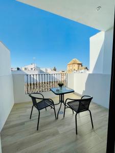 una mesa y sillas en un balcón con vistas en Apartamento Loft Lucena, en Lucena