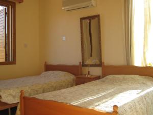 سرير أو أسرّة في غرفة في Villa Pergia Latchi
