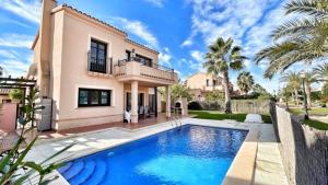 ein Haus mit einem Swimmingpool vor dem Haus in der Unterkunft HL 020 Luxury 3 bedroom villa , high standard in Fuente Alamo