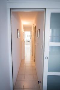 a hallway with a door leading into a room at Escale à deux au coeur de l'île de Ré - La Rétaise in Saint-Martin-de-Ré