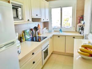 Kuchyňa alebo kuchynka v ubytovaní Carabeo Seaview Apartment Rocamar