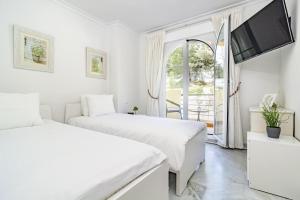 A bed or beds in a room at SAA2- comfortable apartment Puerto banus Még 30 kép