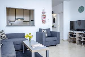 TV a/nebo společenská místnost v ubytování LL- Cozy apartment just next to the beach