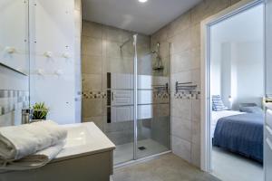 Posteľ alebo postele v izbe v ubytovaní LL- Cozy apartment just next to the beach