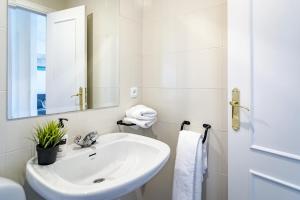 Koupelna v ubytování LL- Cozy apartment just next to the beach + 16 fotografií
