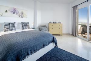Posteľ alebo postele v izbe v ubytovaní LL- Cozy apartment just next to the beach