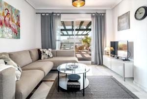 sala de estar con sofá y mesa en LCR4- Large 3 bed apt close to beaches, en Marbella