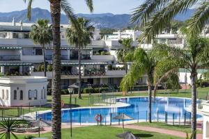 - Vistas a un complejo con piscina y palmeras en LCR4- Large 3 bed apt close to beaches, en Marbella