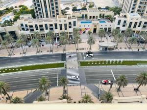 une vue aérienne sur une rue d'une ville dans l'établissement Lovely 1 Bedroom Luxury Apartment next to Burj Khalifa!! 24hr Concierge, Gym, Pool & Netflix - 29 Burj Boulevard in the heart of Downtown, à Dubaï