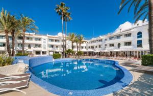 Bazén v ubytovaní Hoposa Hotel & Apartaments VillaConcha alebo v jeho blízkosti