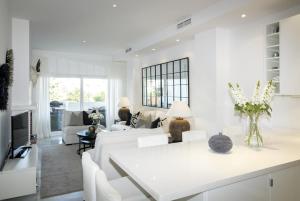 Sala de estar blanca con sofá y mesa en CL- 1 bedroom walking distance to Puerto Banus, en Marbella