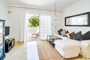 sala de estar con sofá blanco y mesa en AP165 - Contemporary Scandinavian Style Apartment, en Marbella