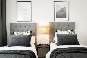 2 Betten in einem Schlafzimmer mit 3 Bildern an der Wand in der Unterkunft RDM - Stylish Holiday Apartment with Ocean Views in Mijas + 29 Fotos