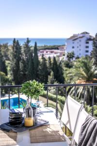 ein Tisch auf einem Balkon mit Blick auf das Meer in der Unterkunft RDM - Stylish Holiday Apartment with Ocean Views in Mijas