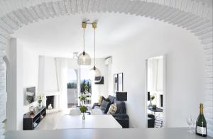 ein weißes Wohnzimmer mit einer Couch und einem Tisch in der Unterkunft RDM - Stylish Holiday Apartment with Ocean Views in Mijas