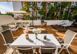 A balcony or terrace at GH-Modern 2 bed apartment with Pool in Estepona