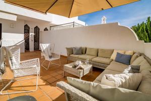 A seating area at GH-Modern 2 bed apartment with Pool in Estepona