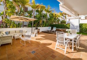 A garden outside GH-Modern 2 bed apartment with Pool in Estepona
