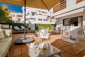 A seating area at GH-Modern 2 bed apartment with Pool in Estepona