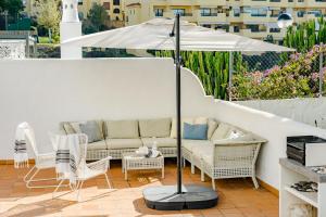 A balcony or terrace at GH-Modern 2 bed apartment with Pool in Estepona