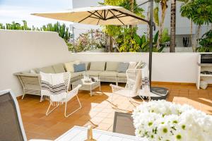 A seating area at GH-Modern 2 bed apartment with Pool in Estepona