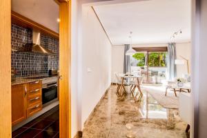 A kitchen or kitchenette at GH-Modern 2 bed apartment with Pool in Estepona