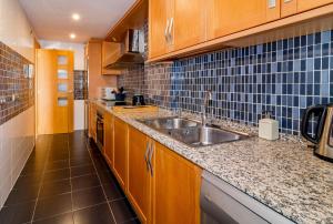 A kitchen or kitchenette at GH-Modern 2 bed apartment with Pool in Estepona