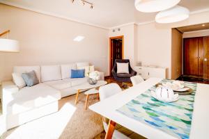A seating area at GH-Modern 2 bed apartment with Pool in Estepona