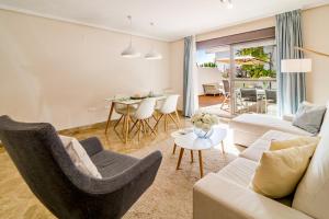 A seating area at GH-Modern 2 bed apartment with Pool in Estepona