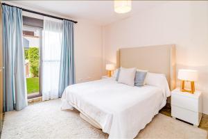 A bed or beds in a room at GH-Modern 2 bed apartment with Pool in Estepona