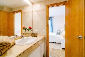 A bed or beds in a room at GH-Modern 2 bed apartment with Pool in Estepona