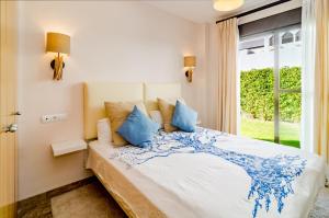 A bed or beds in a room at GH-Modern 2 bed apartment with Pool in Estepona