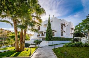 A garden outside GH-Modern 2 bed apartment with Pool in Estepona