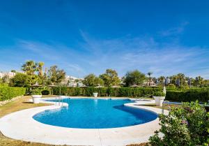The swimming pool at or close to GH-Modern 2 bed apartment with Pool in Estepona