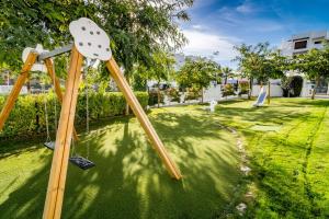 A garden outside GH-Modern 2 bed apartment with Pool in Estepona