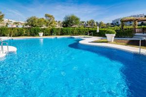 The swimming pool at or close to GH-Modern 2 bed apartment with Pool in Estepona
