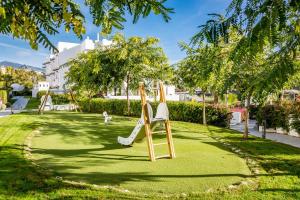 A garden outside GH-Modern 2 bed apartment with Pool in Estepona