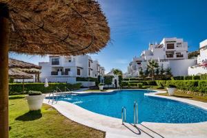 The swimming pool at or close to GH-Modern 2 bed apartment with Pool in Estepona