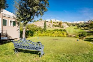 A garden outside GH-Modern 2 bed apartment with Pool in Estepona