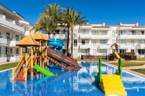Bazén v ubytovaní Hoposa Hotel & Apartaments VillaConcha alebo v jeho blízkosti