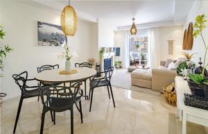 ein Esszimmer und ein Wohnzimmer mit einem Tisch und Stühlen in der Unterkunft Casa Royal by Roomservices AR23 in Marbella