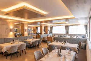 - un restaurant avec des tables et des chaises dans une salle dans l'établissement Der WALZL, à Innsbruck