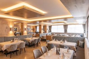 a restaurant with tables and chairs in a room at Der WALZL in Innsbruck