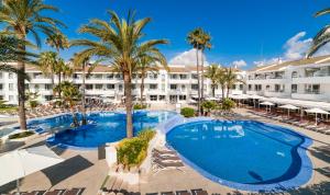 Bazén v ubytovaní Hoposa Hotel & Apartaments VillaConcha alebo v jeho blízkosti